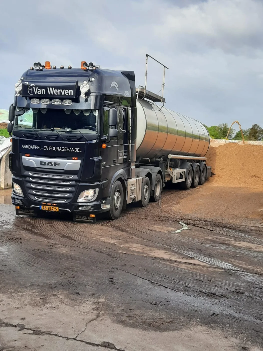Van Werven vrachtwagen op het erf